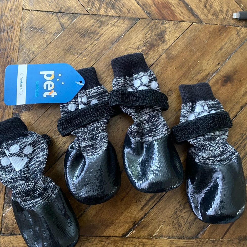 NWT Scene Weaver Black and Gray Dog Booties